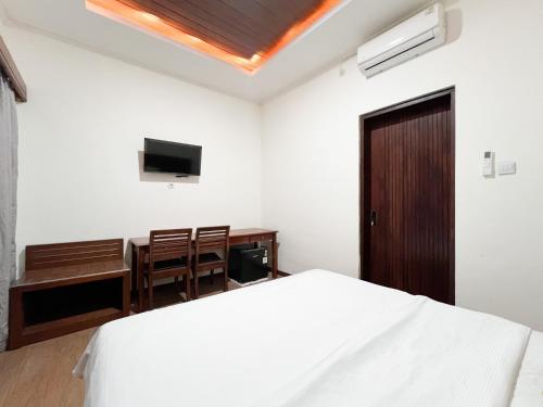 Телевизор и/или развлекательный центр в Urbanview Hotel Arta Guna Casa