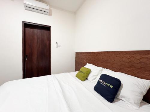 Кровать или кровати в номере Urbanview Hotel Arta Guna Casa