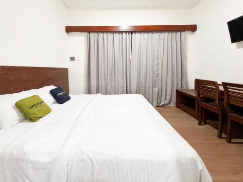 Кровать или кровати в номере Urbanview Hotel Arta Guna Casa