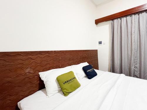 Кровать или кровати в номере Urbanview Hotel Arta Guna Casa