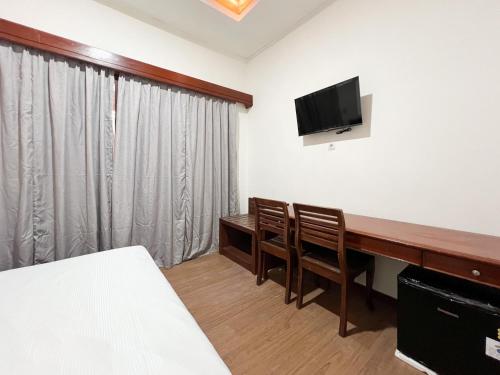 Телевизор и/или развлекательный центр в Urbanview Hotel Arta Guna Casa