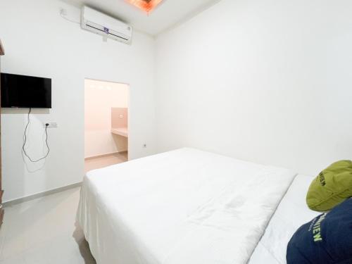 Кровать или кровати в номере Urbanview Hotel Arta Guna Casa
