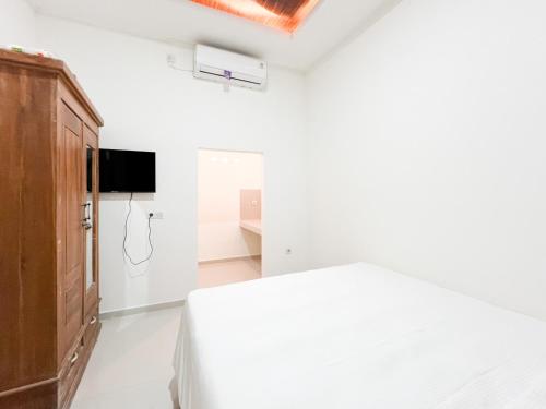 Кровать или кровати в номере Urbanview Hotel Arta Guna Casa