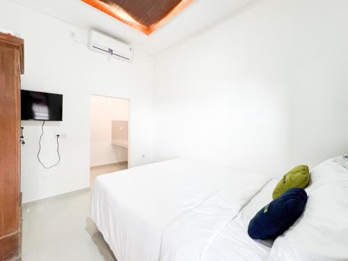 Кровать или кровати в номере Urbanview Hotel Arta Guna Casa