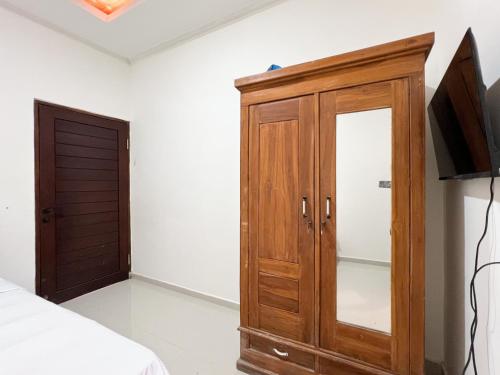 Кровать или кровати в номере Urbanview Hotel Arta Guna Casa