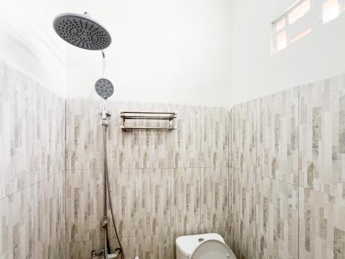 Ванная комната в Urbanview Hotel Arta Guna Casa