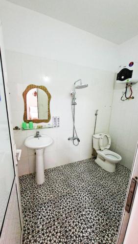 a bathroom with a sink and a toilet at Nhà Nghỉ Đức Anh 2 in Ðại Sơn