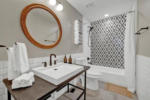 ein Badezimmer mit Waschbecken, Toilette und Spiegel in der Unterkunft Walk to Schlitterbahn with Firepit in New Braunfels