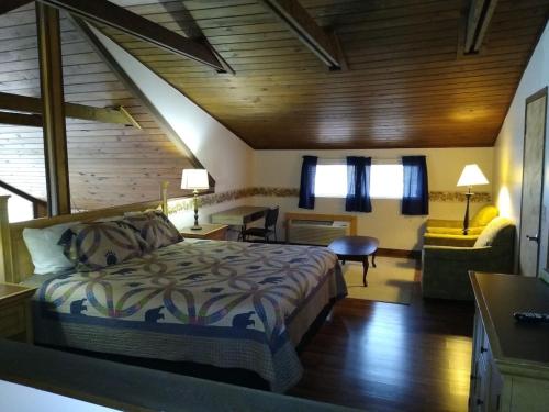 Ένα ή περισσότερα κρεβάτια σε δωμάτιο στο Shady Woods Retreat 3BR Chalet