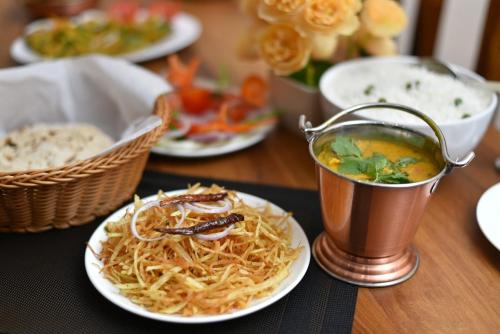 Makanan di atau berdekatan hotel