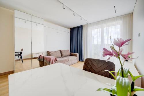 un salon avec une table et un canapé dans l'établissement Pradoli apartament, à Vilnius