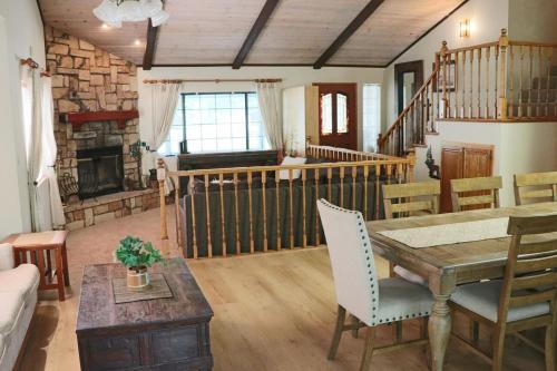 ein Wohnzimmer mit Tisch und Kamin in der Unterkunft Beautiful Big Bear Lake Retreat in Big Bear Lake