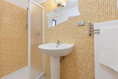 a bathroom with a sink and a mirror at Tenuta Gianfredi by BarbarHouse in Casarano