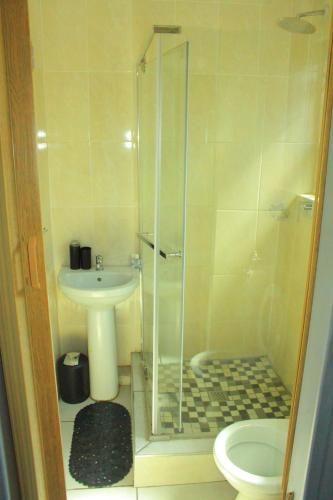 Ένα μπάνιο στο Blue Moon Guest House