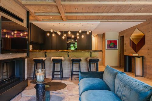 Rochebrune - Appartement de luxe في ميجيف: غرفة معيشة مع أريكة وبار