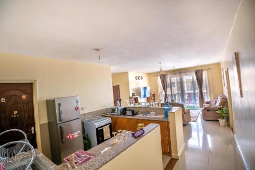 une cuisine avec un réfrigérateur et un plan de travail dans l'établissement Fahrenheit Homes, à Nairobi