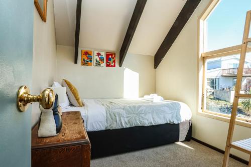 un dormitorio con una cama y una ventana en Lake Escape-stunning views and close to town, en Lake Tekapo