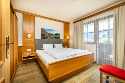 Una cama o camas en una habitación de Pension Kreuzer