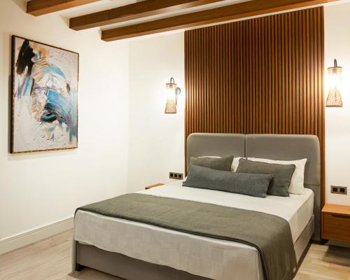 een slaapkamer met een groot bed in een kamer bij Edra House in Alacati