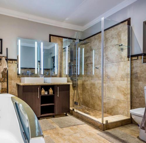 Koupelna v ubytování 97 Divot Drive, Pinnacle Point Golf & Beach Estate