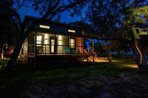una piccola casa su un prato di notte di Paintbrush Waterfront Cottage a Morris Ranch
