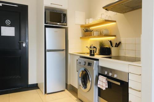 Una cocina o zona de cocina en The Max Hotel Sandton