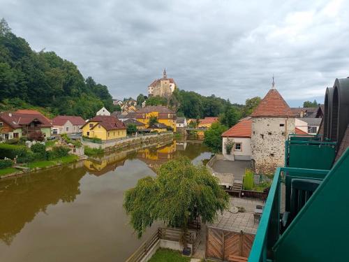 a town with a river with houses and a city at Stadthotel Raabs an der Thaya in Raabs an der Thaya