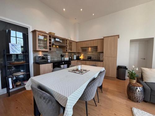 Kuchyň nebo kuchyňský kout v ubytování Stylish 3-Bedroom Mill Conversion near Leeds