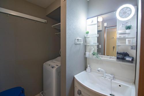een badkamer met wastafel en wasmachine bij Osaka - House - Vacation STAY 16353 in Osaka