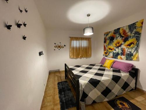 ein Schlafzimmer mit einem Bett mit schwarzen Fledermäusen an der Wand in der Unterkunft Traditional Peniche House in Peniche