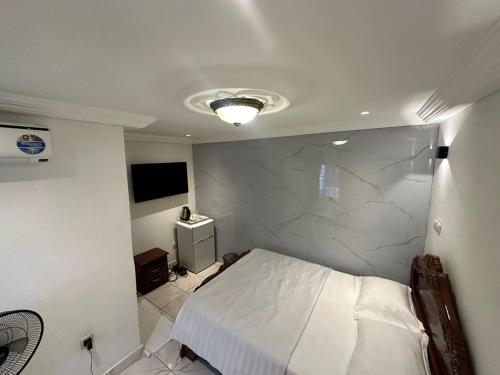 Una cama o camas en una habitación de Luxury Villa AC Ensuite Room 5