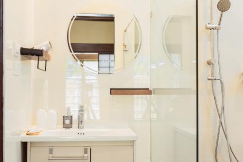 a bathroom with a sink and a shower at Furusato Matcha Cafe & Ryokan Chiangmai in Ban Pang Champi