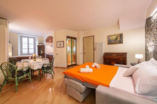 ein Schlafzimmer mit Bett und ein Esszimmer in der Unterkunft Borgo 19 - Centro Como in Como