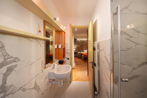 ein Badezimmer mit Waschbecken und Dusche in der Unterkunft Borgo 19 - Centro Como in Como