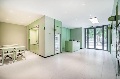 an empty room with a table and a refrigerator at Hi Inn Beijing Daxing Xingguang Film and Television Park in Beijing