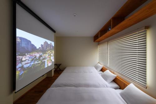 Ένα ή περισσότερα κρεβάτια σε δωμάτιο στο guesthouse YAWNYAWN