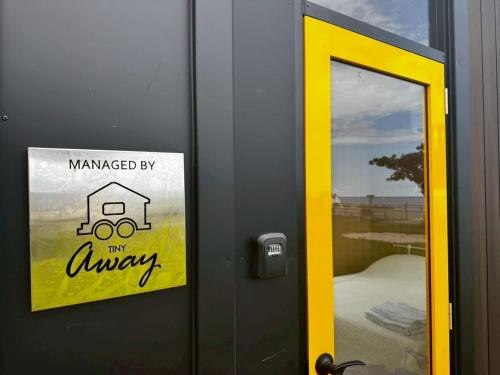 Πιστοποιητικό, βραβείο, πινακίδα ή έγγραφο που προβάλλεται στο Sea Breeze Cabin X by Tiny Away