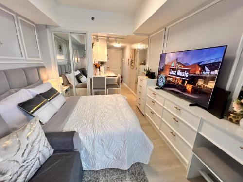 TV a/nebo společenská místnost v ubytování Monaco 1011 Azure North Pampanga - Nuliv