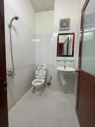 a bathroom with a toilet and a sink at Thu Đô Motel in Vung Tau