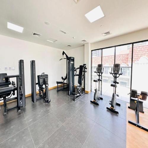 Fitness centrum a/nebo fitness zařízení v ubytování Premium 1-Bedroom Perla Apartment in JVC | Infinity Pool & Kids’ Play Area