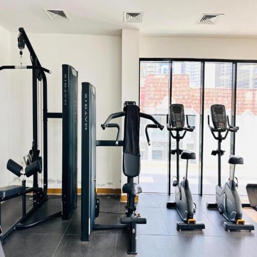 Fitness centrum a/nebo fitness zařízení v ubytování Premium 1-Bedroom Perla Apartment in JVC | Infinity Pool & Kids’ Play Area