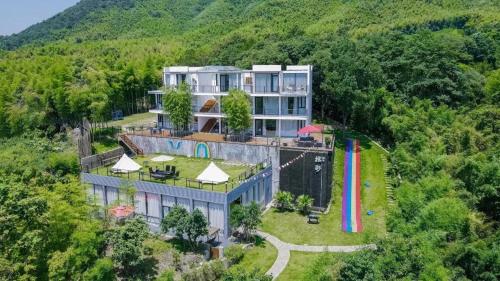 an aerial view of a house with a playground at Home Soon·Weiyouqi Resort Manor in P'ai-t'ou-chen