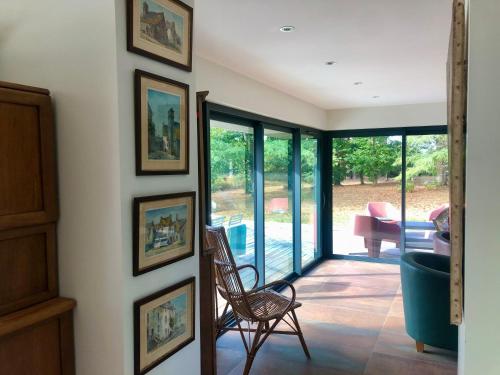 a room with framed pictures on the wall at Villa Tidinghi, plage de Rospico à pied in Névez