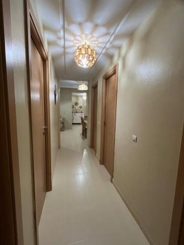 Appartement de 3 chambres pour 6 voyageurs à 20 minutes de centre ville de Marrakechにあるベッド
