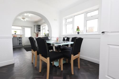 a kitchen and dining room with a table and chairs at King Beds - Dining Space - Ev Charger - Coffee - Contractor & Families in Coity