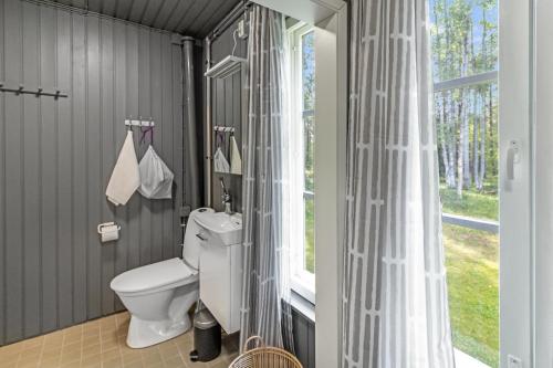 Ένα μπάνιο στο Villa Lepola