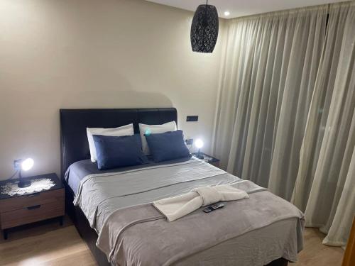 Ένα ή περισσότερα κρεβάτια σε δωμάτιο στο Chic 2BR Getaway with Large Balcony and Central AC