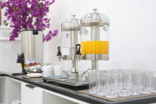 a mixer on a counter with glasses on it at أوتار ذهب للشقق الفندقية الفاخرة in Ma‘ān