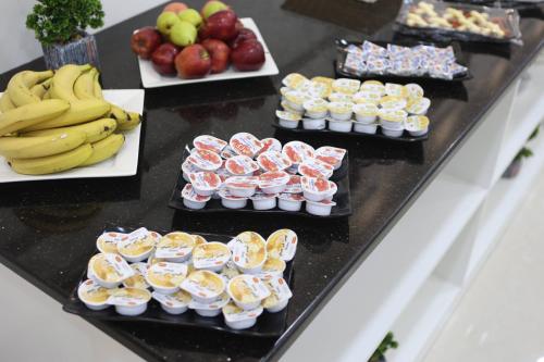 a buffet of food with bananas apples and cupcakes at أوتار ذهب للشقق الفندقية الفاخرة in Ma‘ān