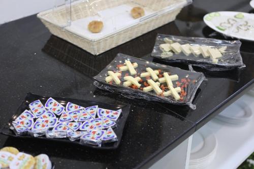 a table topped with trays of different types of food at أوتار ذهب للشقق الفندقية الفاخرة in Ma‘ān